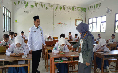 Hari Kedua Ujian Madrasah, Kepala Kantor Kemenag Tuban Monitoring Pelaksanaan di MTs Negeri 2 Tuban