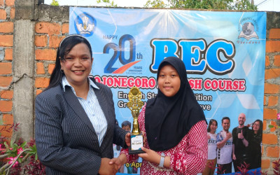 Percaya Diri Berbahasa Inggris, Ismi Naura Inayah Raih Peringkat I English Stars Competition