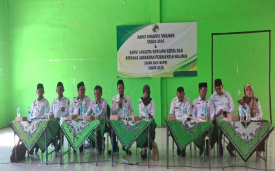 Kepala MTsN 2 Tuban Hadiri Rapat Anggota Tahunan Koperasi Al Mubarok Kemenag Tuban Tahun 2025