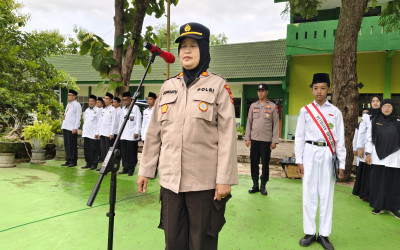 Upacara Bendera di MTs Negeri 2 Tuban: Pembinaan Kenakalan Remaja dan Himbauan Bahaya Judi Online