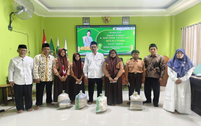 MTsN 2 Tuban Salurkan Zakat Fitrah dan Santunan Anak Yatim pada Jumat Terakhir Ramadhan