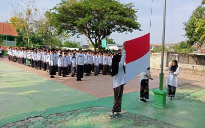 Tumbuhkan Rasa Cinta Tanah Air, MTsN 2 Tuban Gelar Upacara Hari Santri