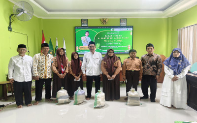 MTsN 2 Tuban Salurkan Zakat Fitrah dan Santunan Anak Yatim pada Jumat Terakhir Ramadhan